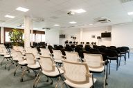 Luminosité, végétation intégrée et mobilier design font des salles de réunion d’Oxygène Factory des espaces propices à la concentration et à la créativité. Modulables et connectées, elles s’adaptent à tous formats d’événements professionnels, dans un cadr | © Oxygène Factory